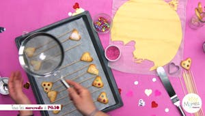 Vidéo - Replay - Mômes Part en Live - Recette de sucettes biscuit en forme de cœur